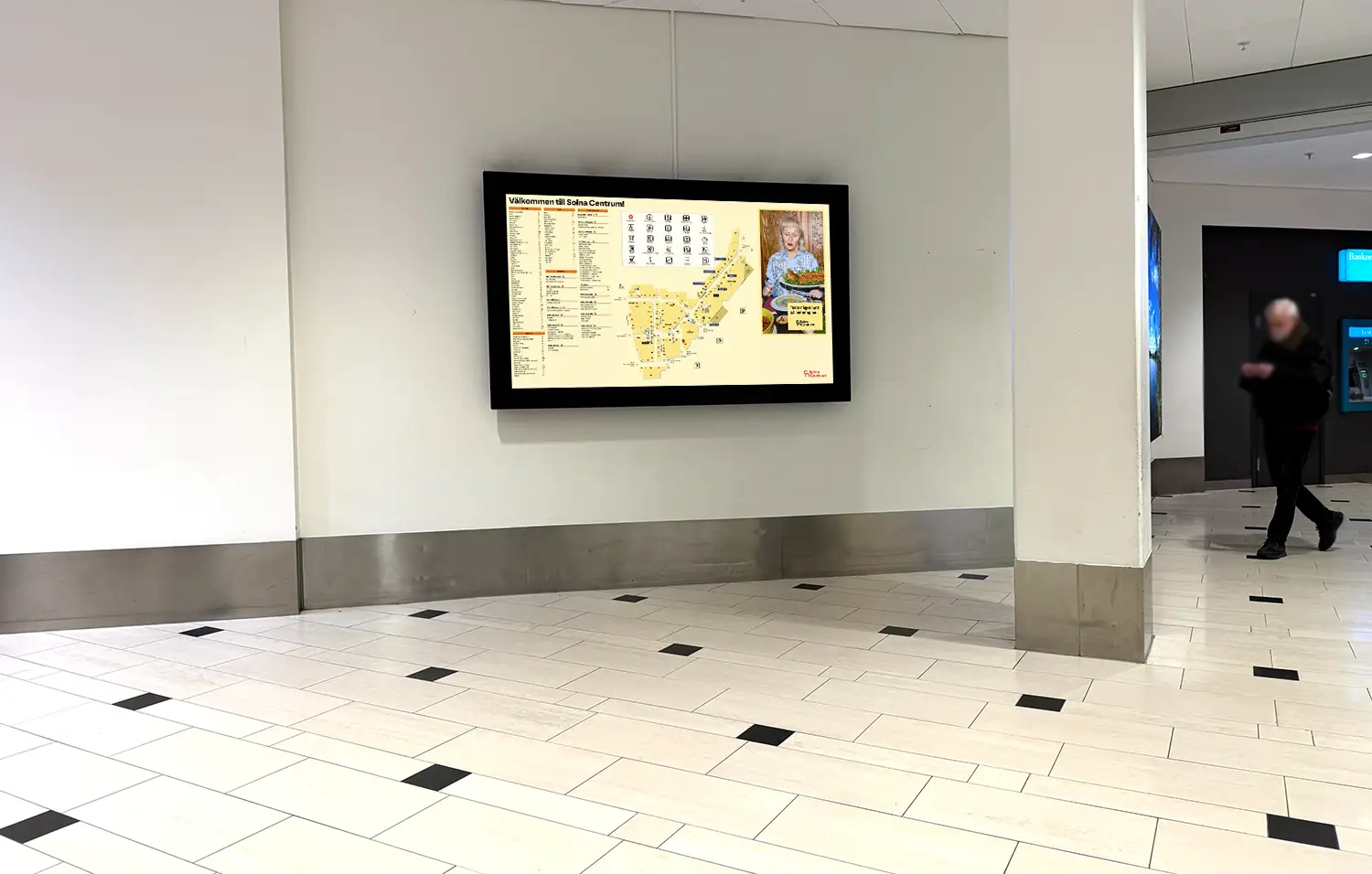 Stor digital orienteringstavla på vägg