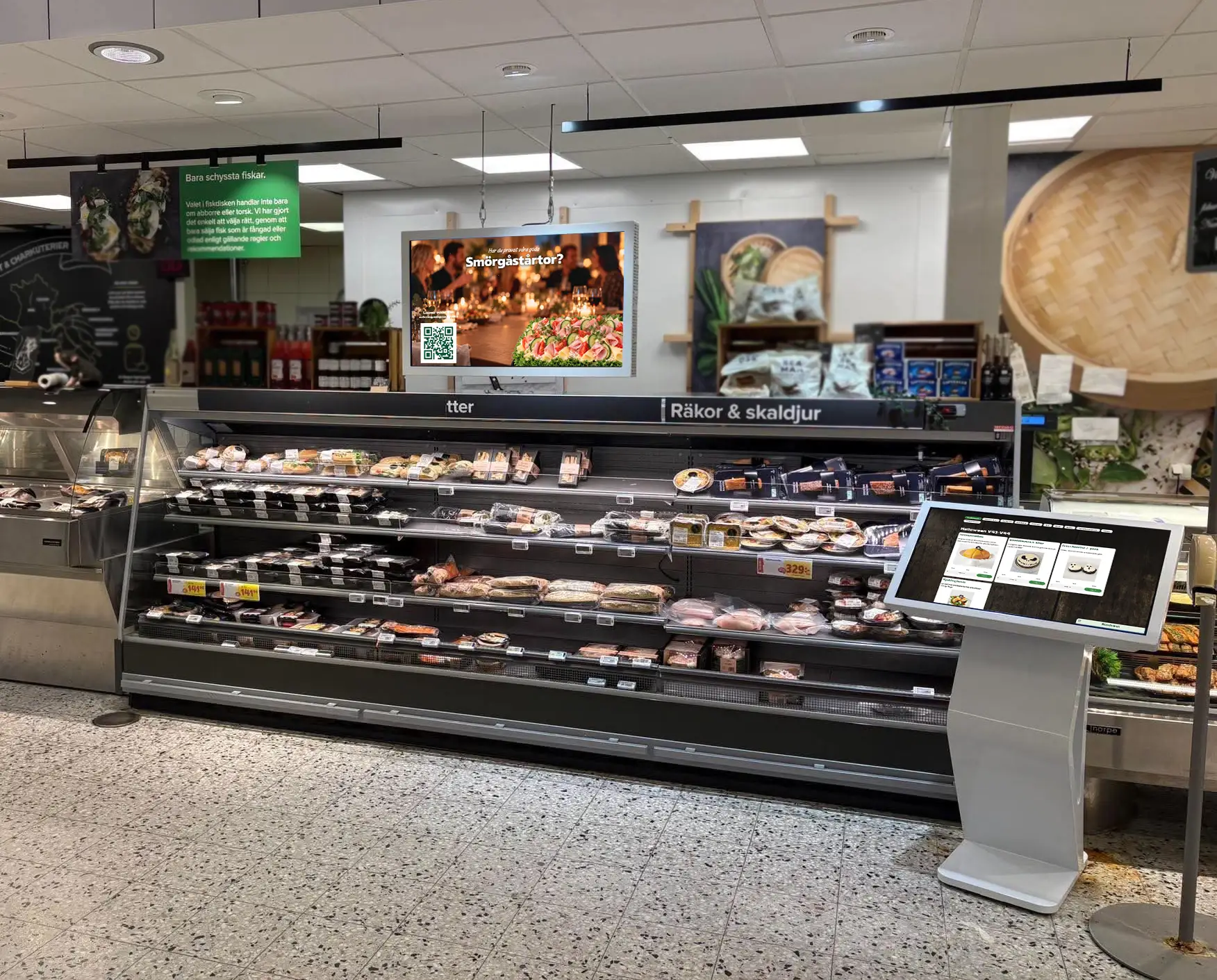 Digital touchskärm och takhängd skärm på Coop Lysekil