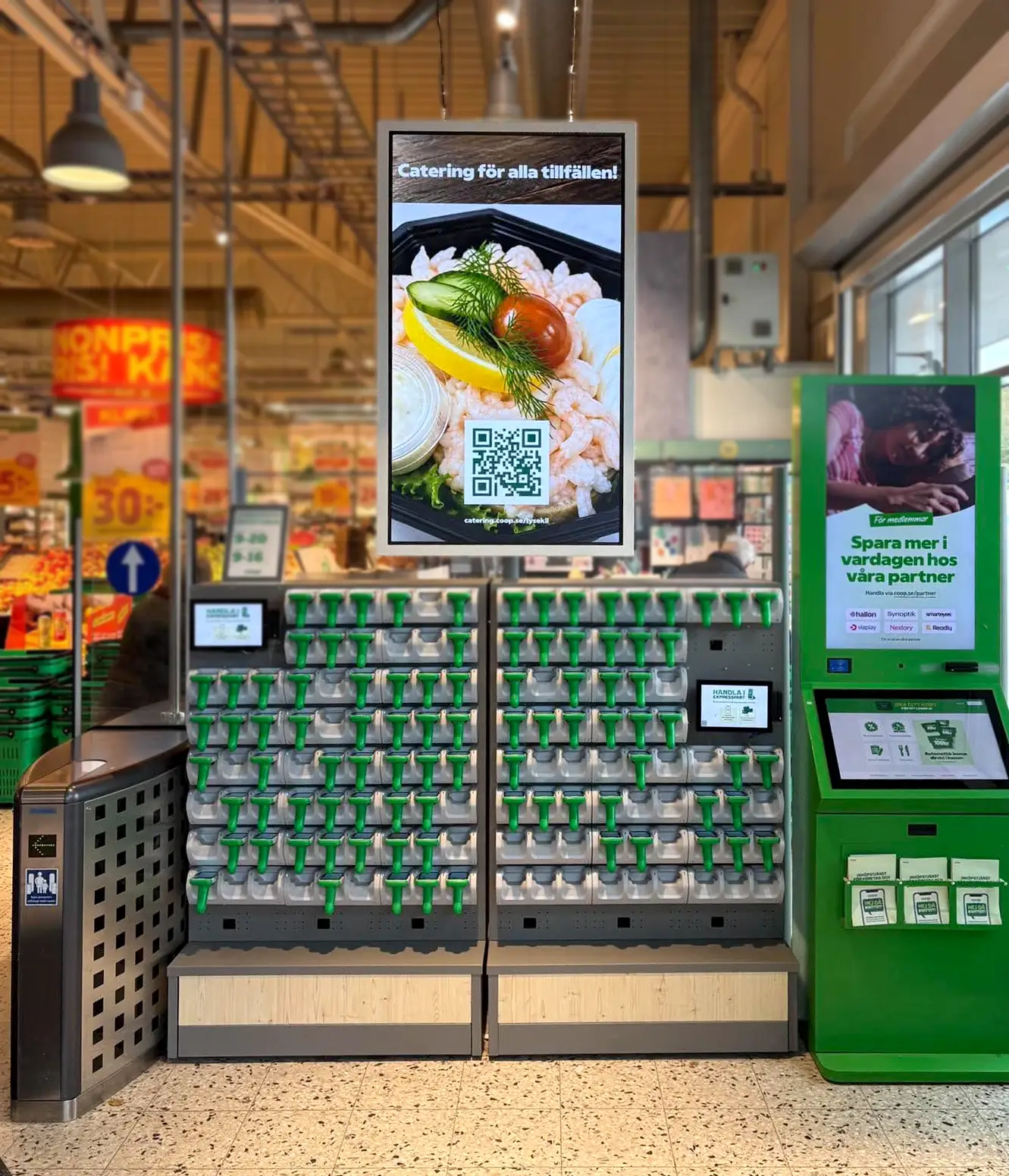 Digital skylt vid entré till Coop Lysekil