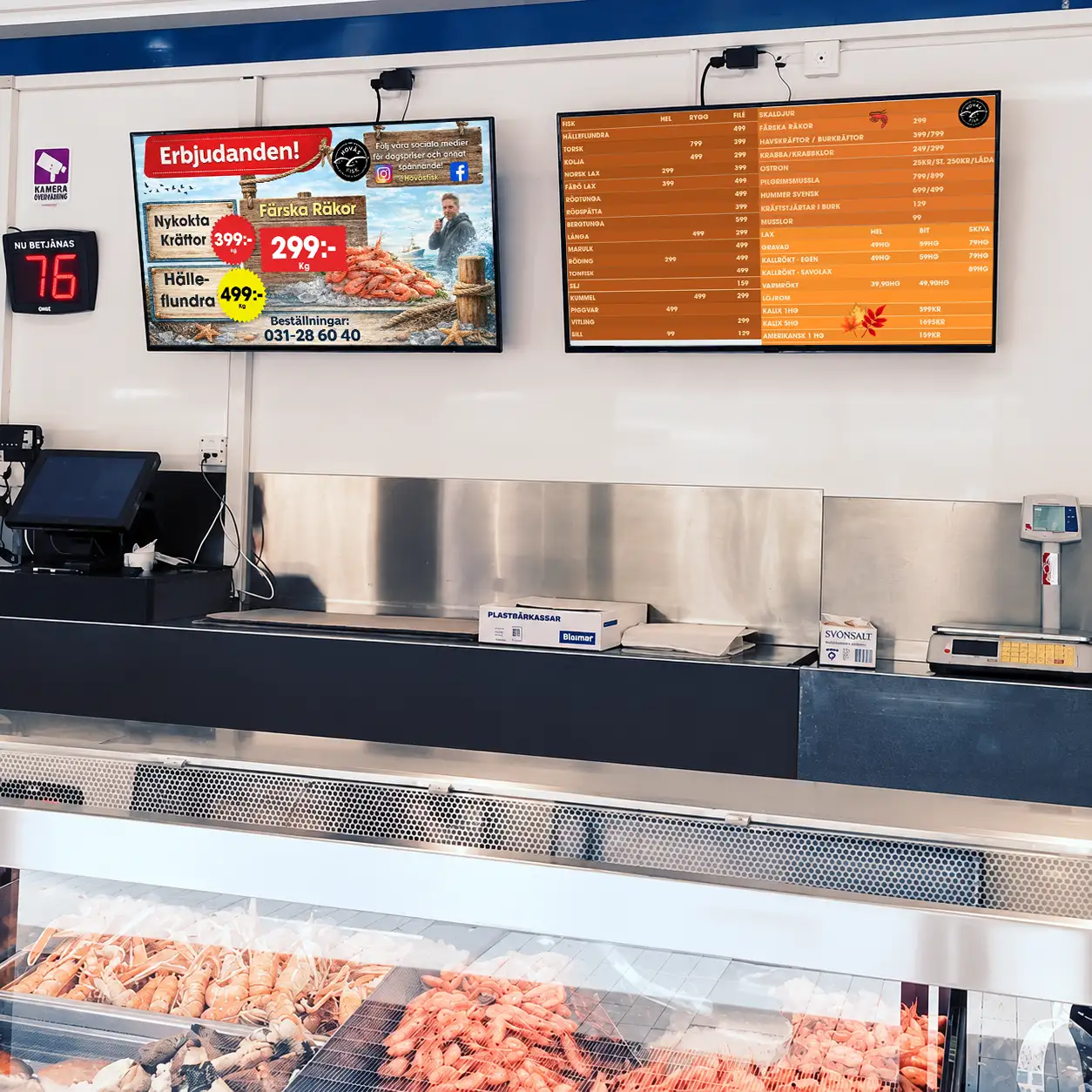 Hovås fisk i fiskdisken med 2 st digitala skärmar på vägg