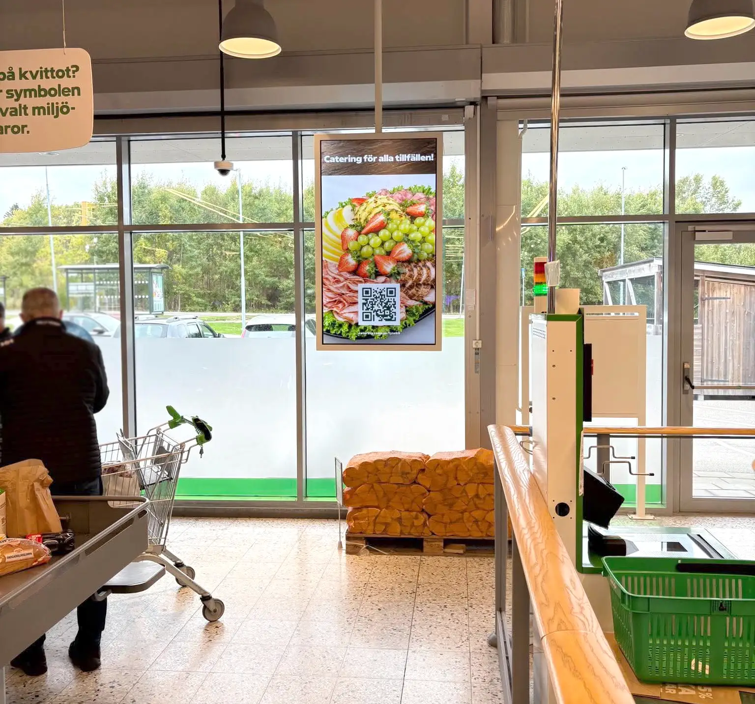 Takhängd digital skylt på Coop Lysekil