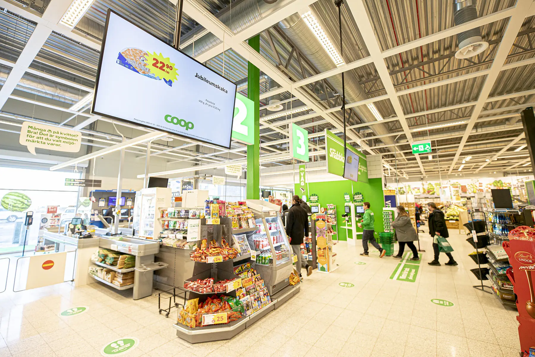Takhängda skärmar vid kassadiskarna på Stora Coop Kvarngatan i Falkenberg