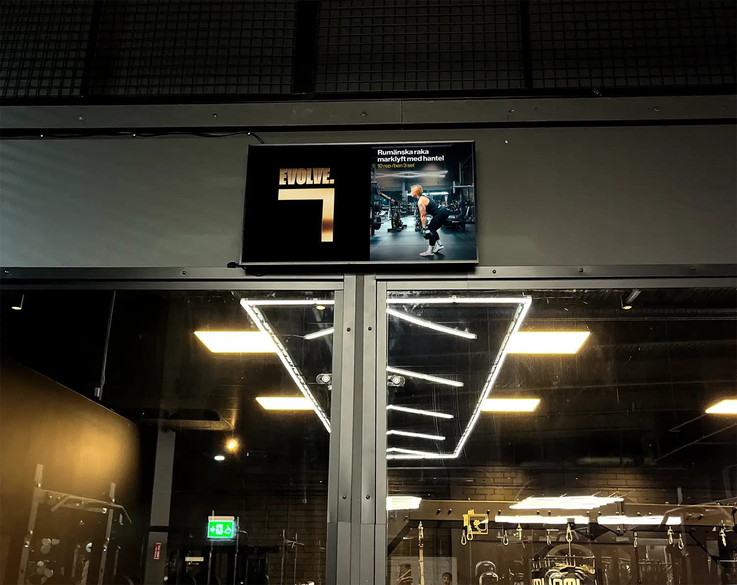 Digital skärm på vägg i gym
