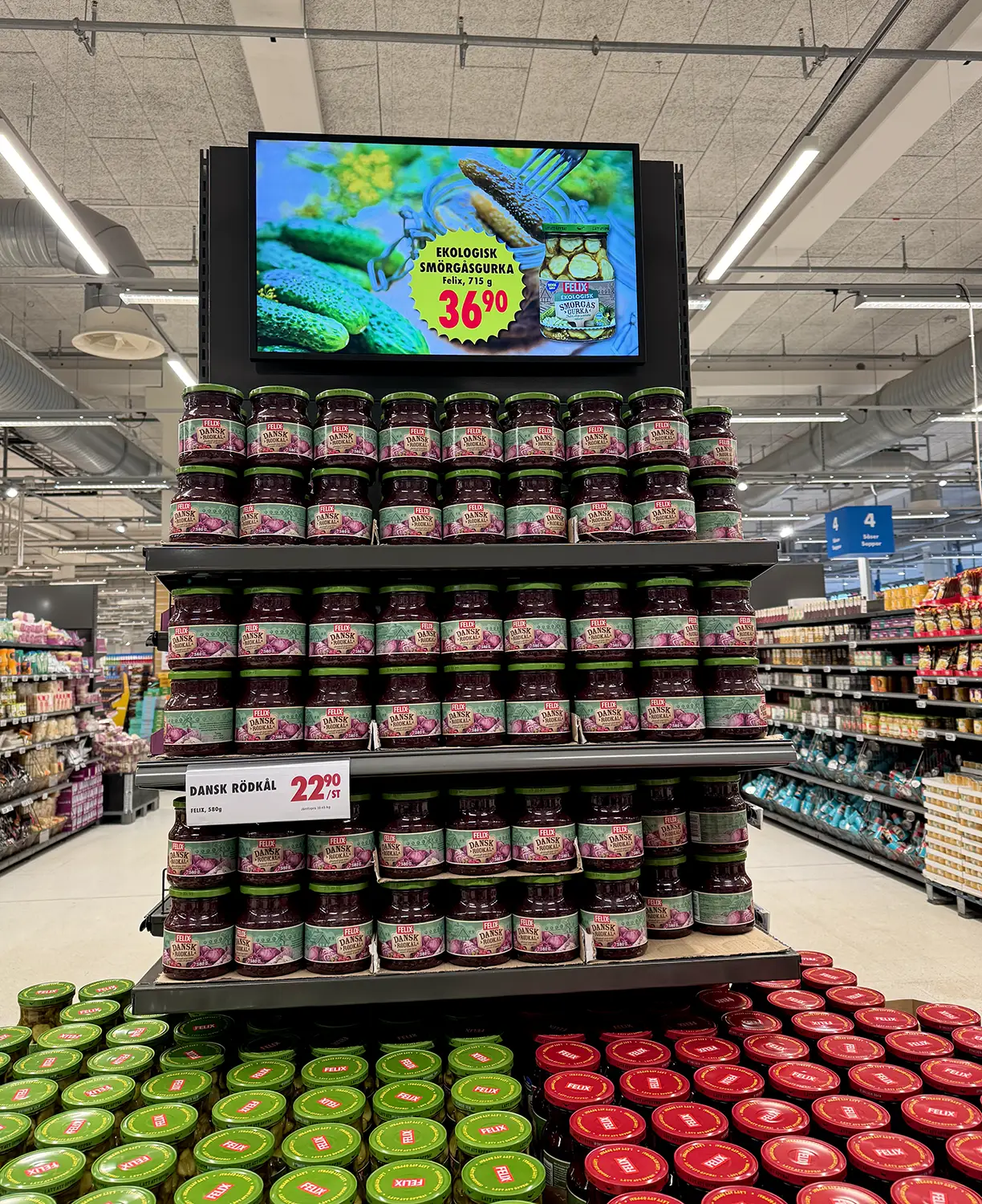 Digital skärm på hyllgavel i matbutik