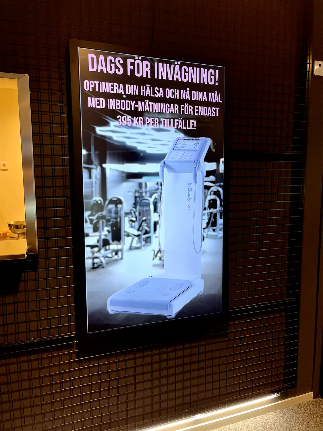 Digital skylt på vägg i gym